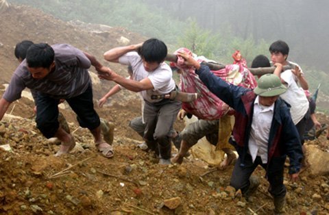 Hình ảnh vụ sạt lở khiến 20 người thương vong