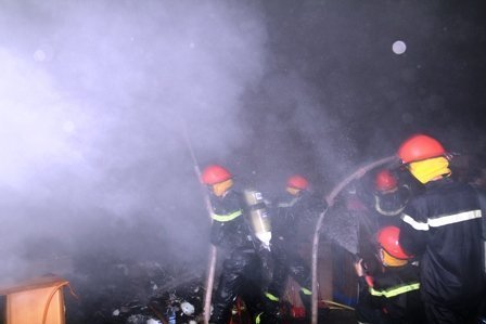 Lửa thiêu rụi siêu thị điện máy lớn nhất Nghệ An