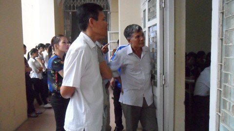 Đưa con lên phố nhập học, phụ huynh nửa mừng nửa lo