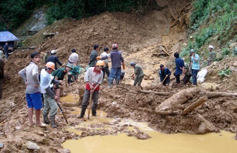 Nóng trong tuần: 20 người bị vùi lấp