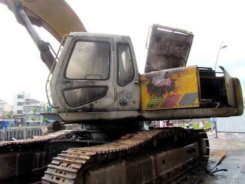 Đang thi công, xe cuốc bị cháy rụi