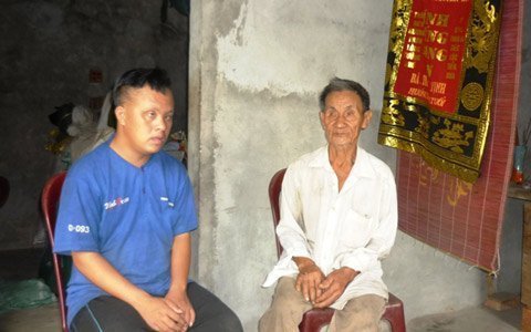 Nhói lòng cảnh cha già nuôi con bệnh tật