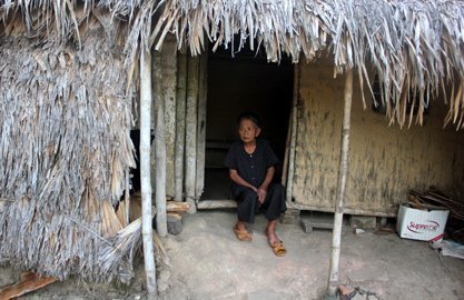 Hình ảnh căn nhà dột nát của mẹ liệt sĩ