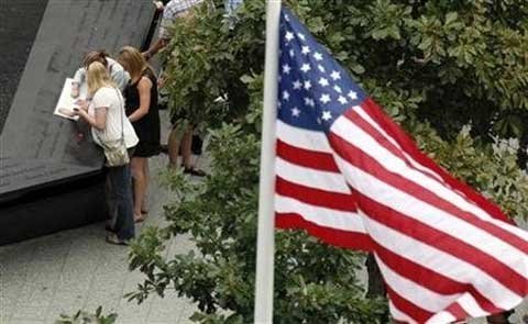 Tranh cãi y tế, tài chính phủ bóng lễ tưởng niệm 11/9