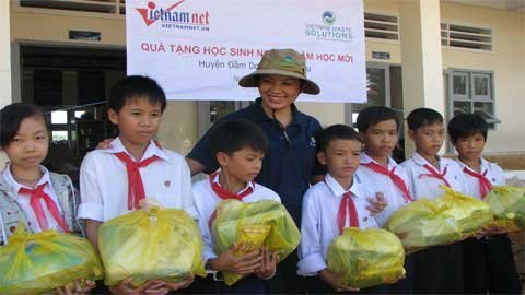 Tặng 720 phần quà cho học sinh nghèo Cà Mau