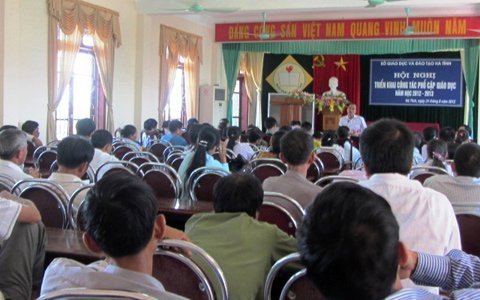 Phụ huynh cho con nghỉ học vì sáp nhập trường