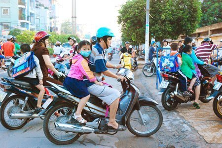 TP.HCM: Từ 12/9, bắt buộc đội mũ bảo hiểm cho trẻ em