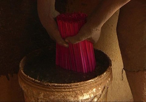 Nhang thơm tẩm hóa chất độc đến mức nào?