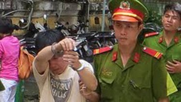 Hại đời bé gái tại gầm cầu thang