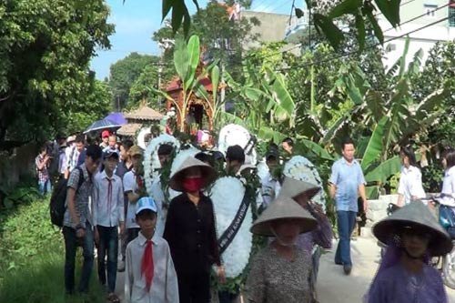 Xót xa đám tang 8 học sinh chết đuối