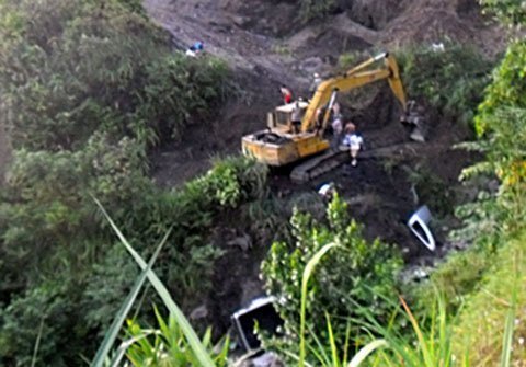 Ôtô chở 5 người lao vực sâu 50m