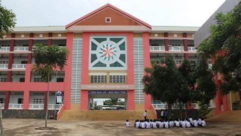 Nhiều khoản thu 'ép' trẻ nghèo nghỉ học