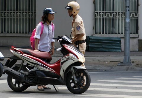 Theo chân CSGT “tóm' học sinh đi học bằng xe máy