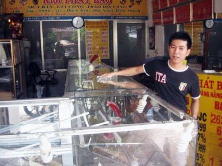 Giả công an bắt cướp tiệm vàng…để cướp thật
