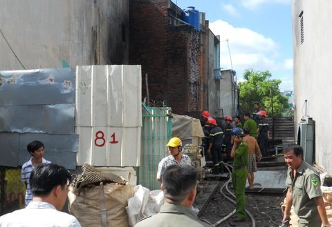 Bất cẩn, kho phế liệu cháy thành tro