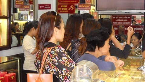 Vàng tăng vọt, dân chùn tay thu gom