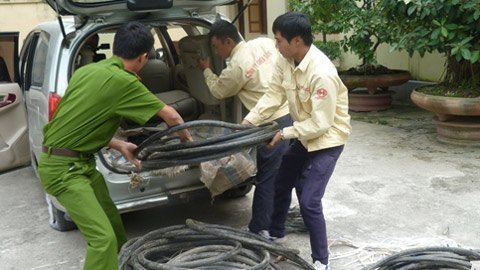 Nổ súng, rượt đuổi ôtô như phim trên Đại lộ Thăng Long
