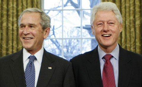 Clinton và Bush: Kẻ mang phúc lành, người là gánh nặng
