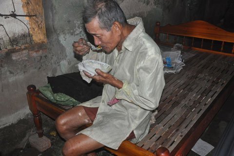 Tỷ phú đại hà tiện: Mỗi năm mua thịt cá 2 lần