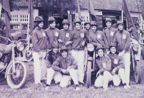 Cận cảnh 'cơn nghiền' mô tô của thiếu nữ Hà Nội xưa