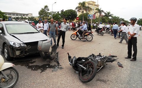 Vượt đèn đỏ, 1 sinh viên bị ô tô cán chết