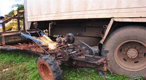 Xe buýt đấu đầu xe tải, 21người chết và thương vong