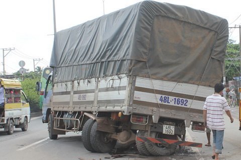 Xe tải húc tung dải phân cách, 2 người thương vong