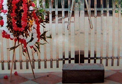 Khủng bố tinh thần bằng vòng hoa, đầu chó