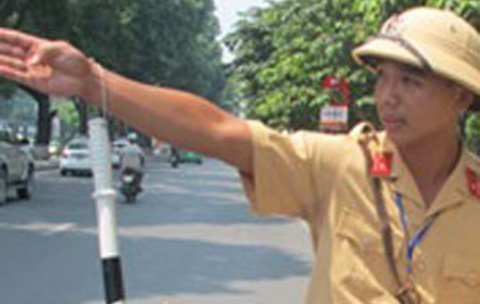 Nhặt được ví nhiều tiền, CSGT trả người bị mất