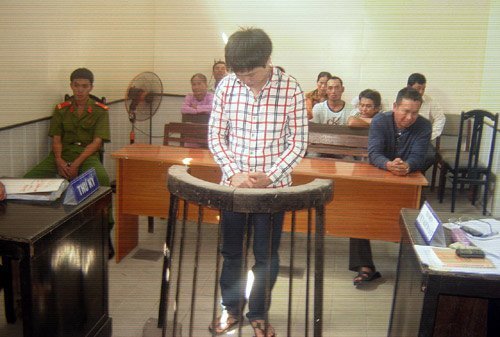 Đi cắm trại, nữ đoàn viên bị cán bộ xã cưỡng hiếp