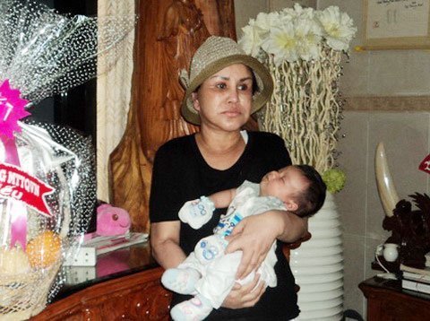 Đại gia Diệu Hiền đỡ bệnh ở nhà bế cháu