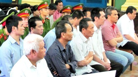 Làm chứng thư giả, chiếm đoạt tiền thật