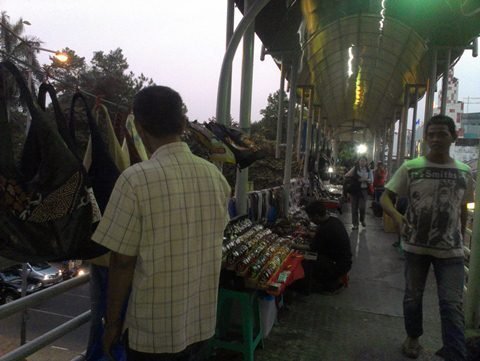 Đi chợ trên cầu vượt ở Jakarta
