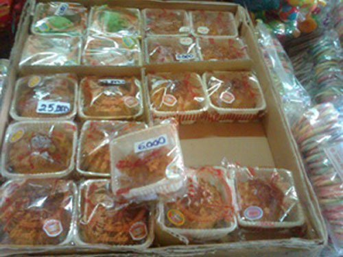 Chợ quê tràn ngập bánh Trung thu giá bèo