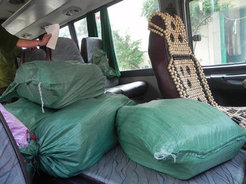 Bắt giữ 100 kg thuốc nổ trên xe khách