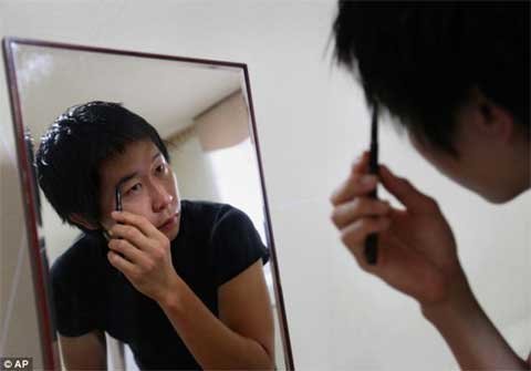 Nơi nam giới không ra đường khi chưa trang điểm