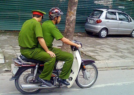 Công an, dân phòng không đội mũ bảo hiểm sẽ bị xử lí nặng