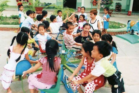6 bé mầm non bị cô giáo dán băng dính vào miệng
