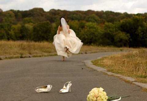 Đêm tân hôn, mẹ chồng đập cửa liên hồi vì tưởng có cướp