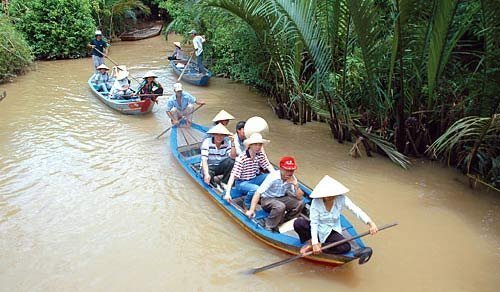 'Đi cho thấy quê hương'