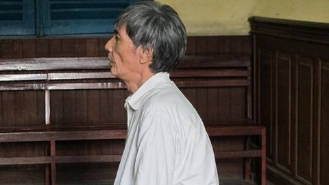 Ông lão hom hem ra tòa đền tội hiếp dâm