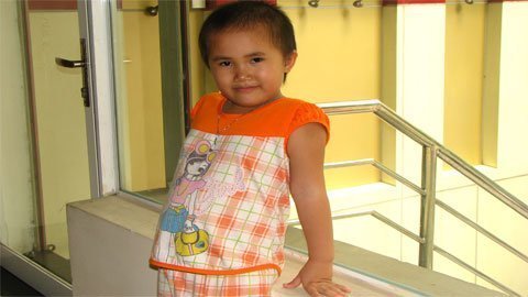 Cha mẹ nghèo bất lực nhìn con chờ chết