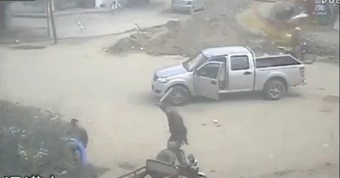 Côn đồ chém ông già giữa đường