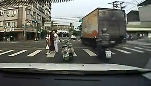 Dừng xe, cùng con nhỏ dắt cụ già qua đường