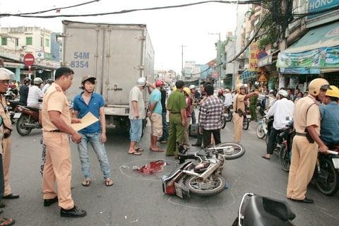 Người đi đường thờ ơ, nạn nhân TNGT tử vong