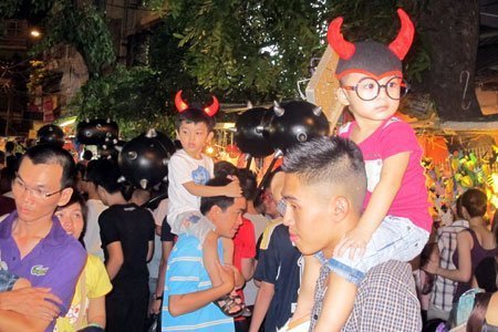 Hà Nội: Chen nhau Trung thu sớm ở chợ đêm