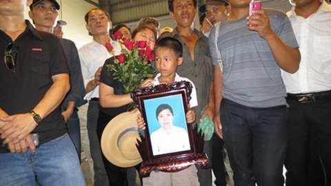 Tiếp nhận tro nạn nhân vụ cháy tại Nga