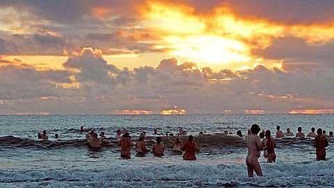 Hàng trăm người tắm nude làm từ thiện
