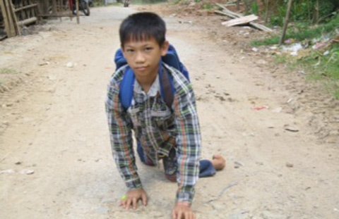 Cậu bé đi học bằng tay trên miền đất 