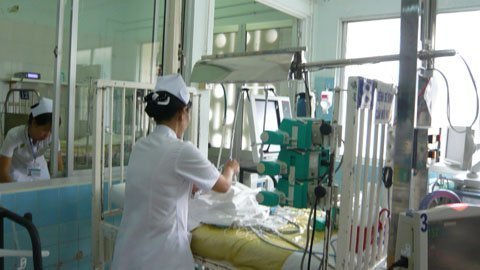 Bà vấp ngã làm văng cháu rớt xuống lầu